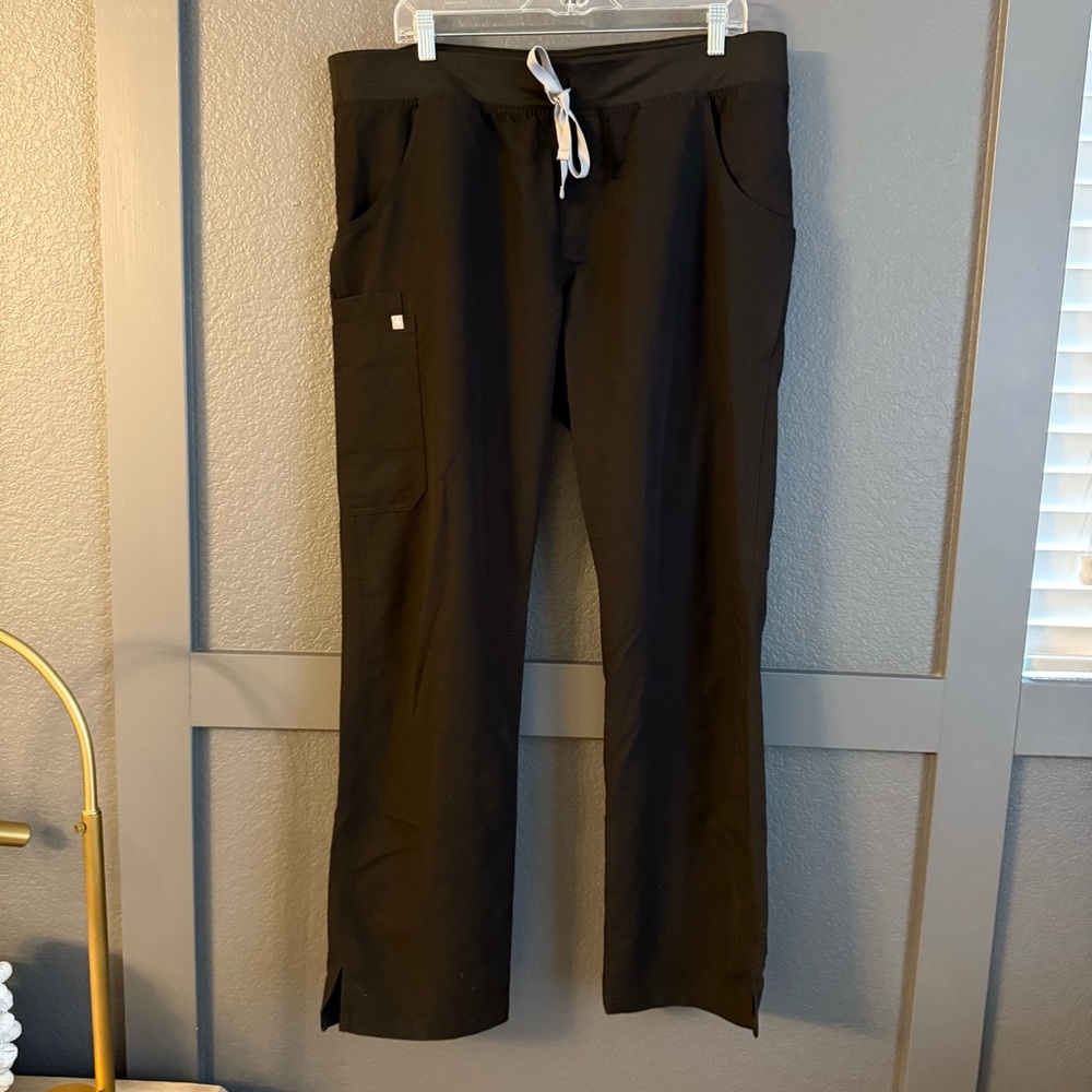 Figs Women's Straight Leg Scrub Pants in Black with White Drawstring